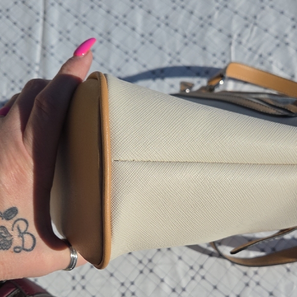 Giani Bernini Tan and Cream Designer Tote - Picture 13 of 16